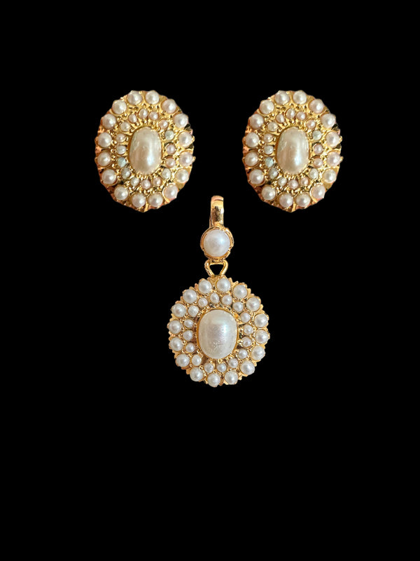Gold plated jadau silver pendant set in freshwater pearls  ( READY TO SHIP )