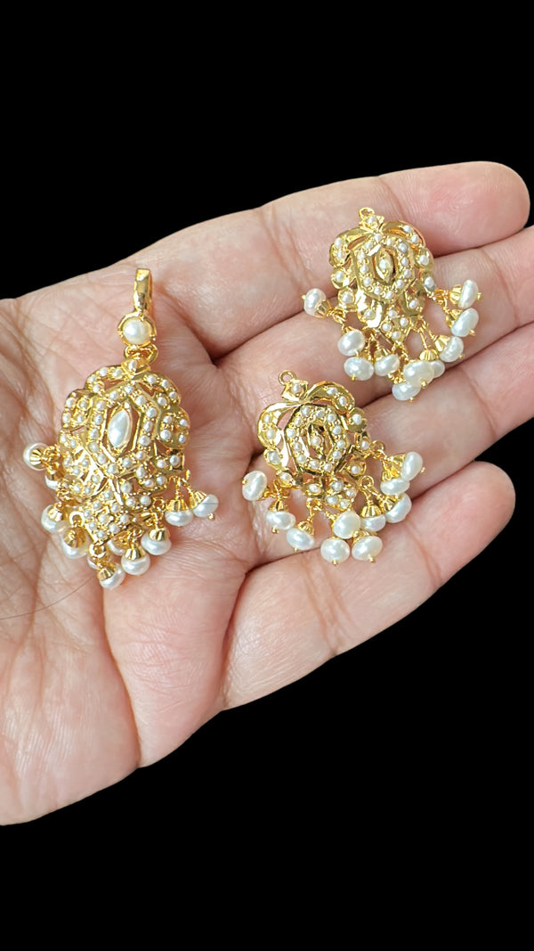 Gold plated jadau silver pendant set in fresh water pearls  ( READY TO SHIP )