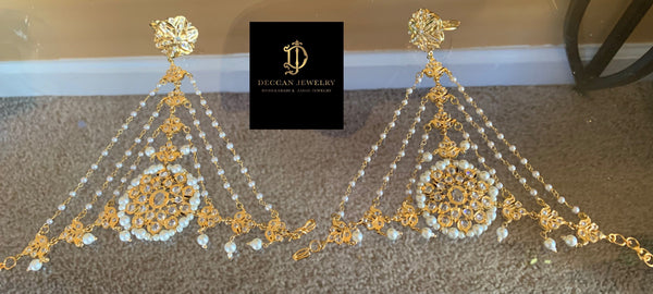 One pair of Ronak Haathphools made from semi-precious polki with shell pearls and 22ct gold plating.