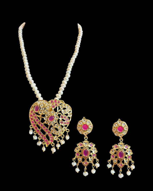 Akriti Pendant  set in  Freshwater Pearl ( READY TO SHIP )