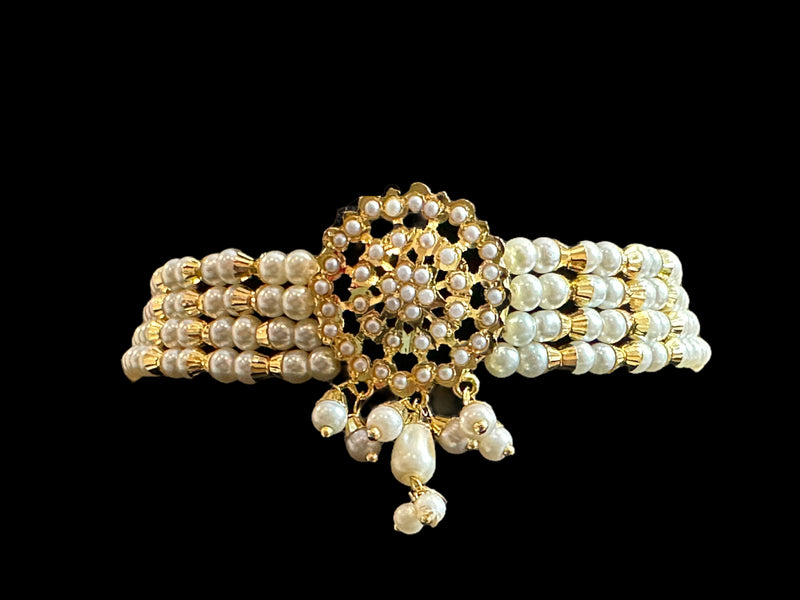 C316 gold plated choker in pearls ( READY TO SHIP )