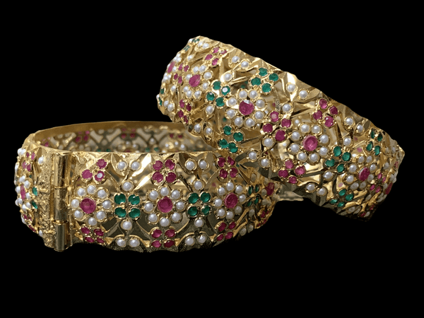 Detailed view of the side of each pair of bangles.