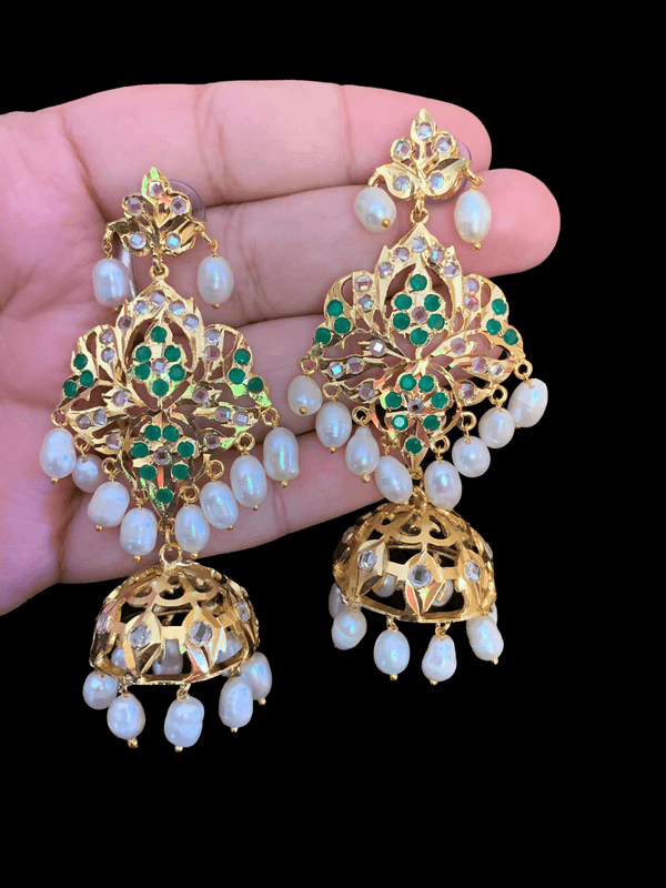 DER93 Lina earrings in fresh water pearls - green (SHIPS IN 4 WEEKS )