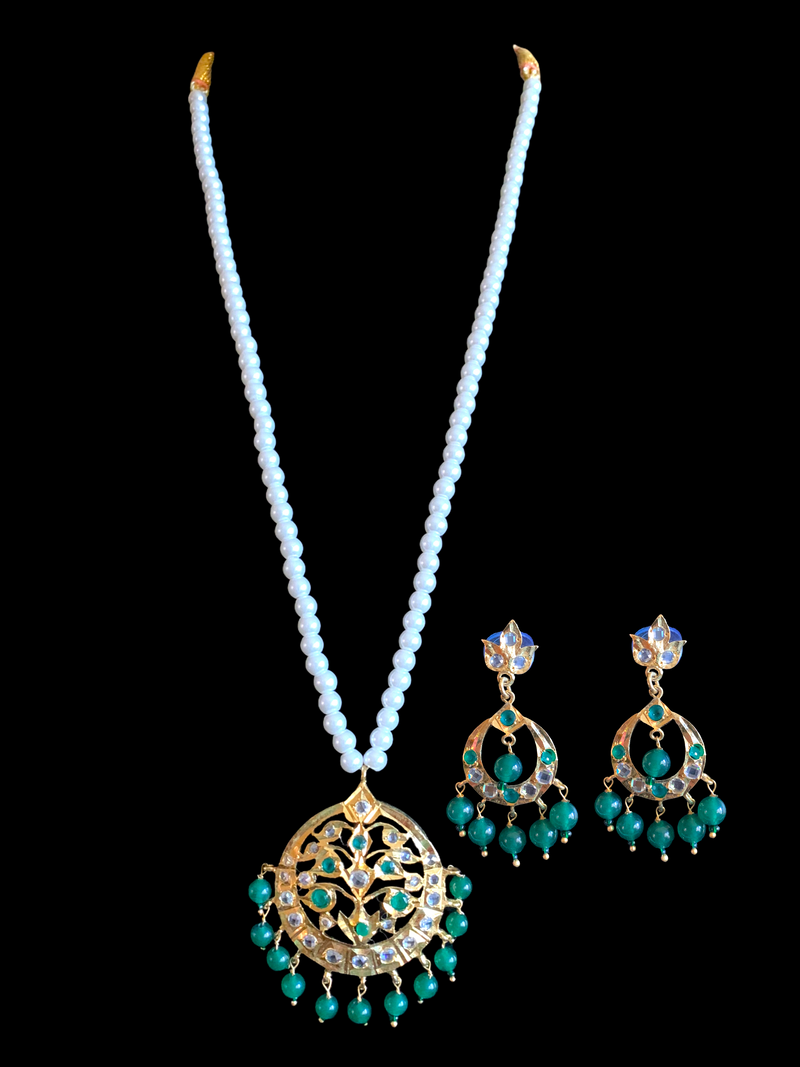 PS122 Gold plated pendant set in green beads ( READY TO SHIP)